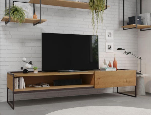 Móveis de madeira e ferro na sala de tv
